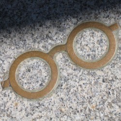 Brille in Stein auf dem Fußweg vor dem Geschäft von Optik Plüschke