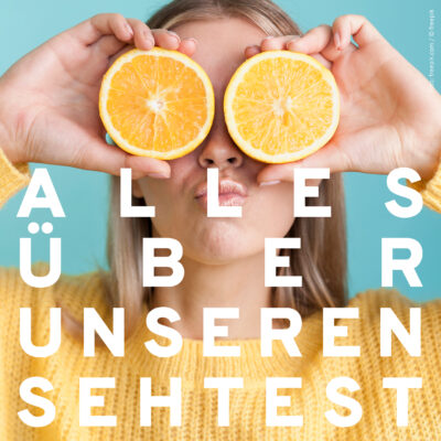 Mädchen mit Kussmund hält sich Orangenscheiben vor die Augen. Auf dem Bild steht "Alles über unseren Sehtest".