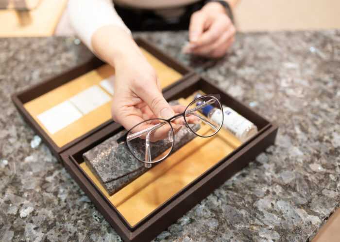Brillenübergabe bei Optik Plüschke