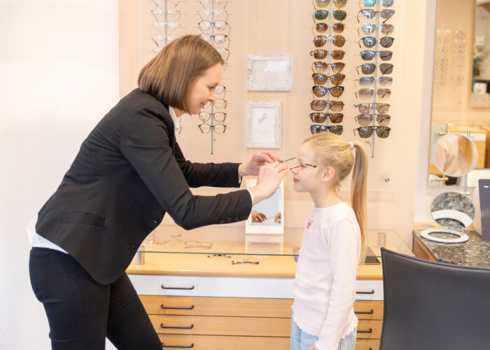 Auswahl einer Brillenfassung für ein Schulkind